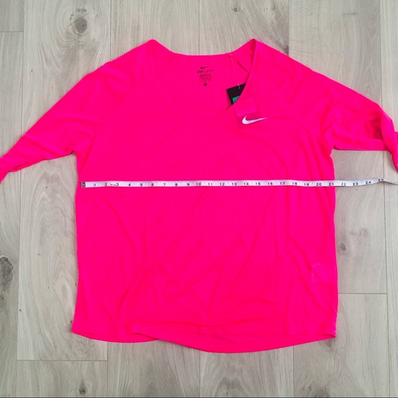 NWT | Nike | 3 Quarter Sleeve Cropped Dri-fit Top - Picture 5 of 6